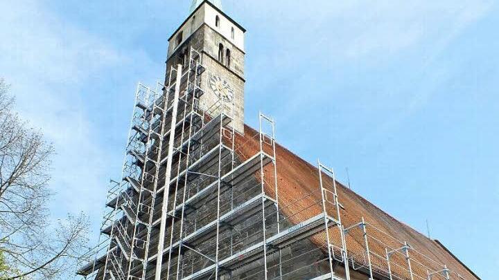 Das Gerüst an der Stadtpfarrkirche steht bereits. Foto: Manfred Welker
