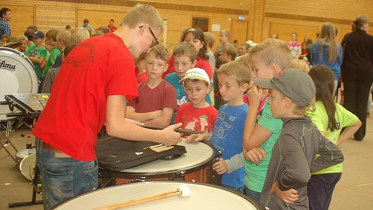 Das Schlagzeug erklärt Julian Friedrich. Foto: Sophie Arnold