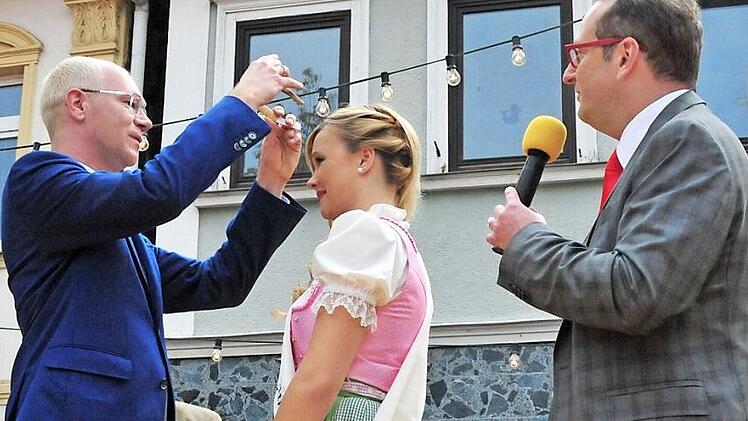 Die Krönung durch die Schirmherrn: Martin Rassau krönt Carolin I. Volker Heißmann kommentiert. Die beiden Komödianten gaben der Zeremonie am Samstag eine lockere Note, die dem Festakt gut tat.  Foto: Till Mayer