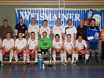 Nach sechs Jahren heißt der Sieger bei der Ortsmeisterschaft Michelau wieder einmal FC Schwürbitz. Das Bild zeigt die Siegermannschaft zusammen mit den Spielführern der übrigen Vereine, dem Schirmherrn Bürgermeister Helmut Fischer und Vorsitzendem Jürgen Spitzenberger.   Fotos: Klaus Gagel