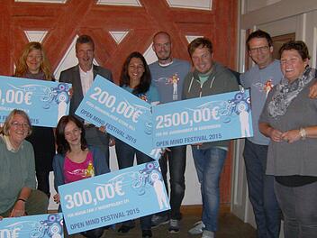 Bei der Scheckübergabe, kniend: Heidi Schweidler (l.) und Christiane Scheumann, hinten v. l.: Kerstin Löhner, Hans-Jürgen Nekolla, Kathrin Meinhardt, Thomas Schweiger, Stephan Trykowski und Christian Schönfelder, Antje Rammensee. Foto: Petra Malbrich