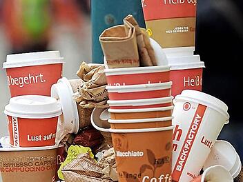 Einweg-Kaffeebecher stapeln sich auf einem M&uuml;lleimer. Eine Berliner Initiative will gegen die Flut der Pappbecher vorgehen.  Foto: Uwe Zucchi, dpa