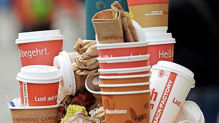 Einweg-Kaffeebecher stapeln sich auf einem M&uuml;lleimer. Eine Berliner Initiative will gegen die Flut der Pappbecher vorgehen.  Foto: Uwe Zucchi, dpa