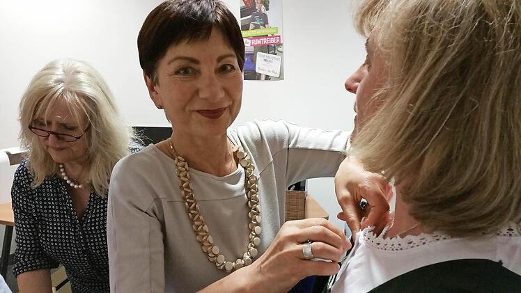Bei der Arbeit: Schneiderin Anni Ernst, Renate Ortloff und Vera Käb aus Kottenbrunn (von links)