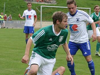 Der Eberner Jens Köhler (vorne), Torschütze zum 1:0, zieht an zwei Ebingern vorbei.