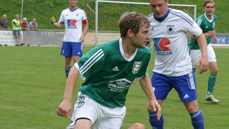 Der Eberner Jens Köhler (vorne), Torschütze zum 1:0, zieht an zwei Ebingern vorbei.