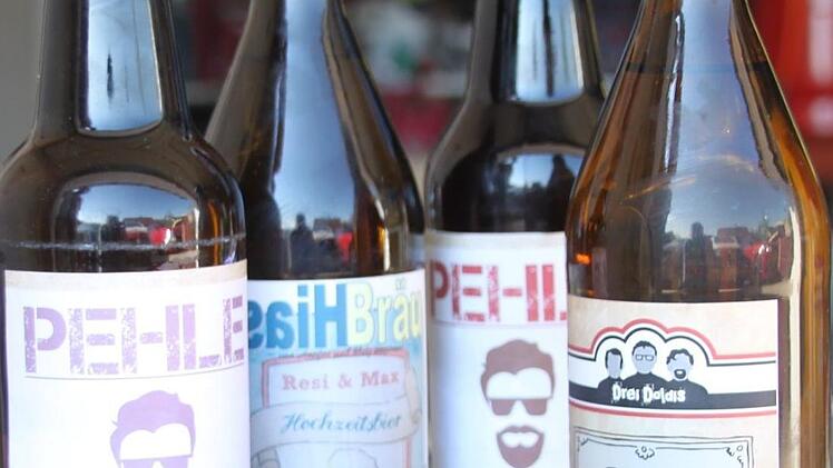 Biervielfalt aus der Garage - eine kleine Auswahl, was die Kulmbacher Hobbybrauer Wilko Pehle und Matthias Stach zu bieten haben. Foto: Stephan Tiroch