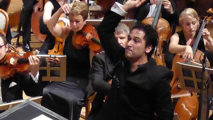 Dirigent Andrés Orozco-Estrada tanzte geradezu am Mittwoch im Großen Saal.  Foto: Gerhild Ahnert