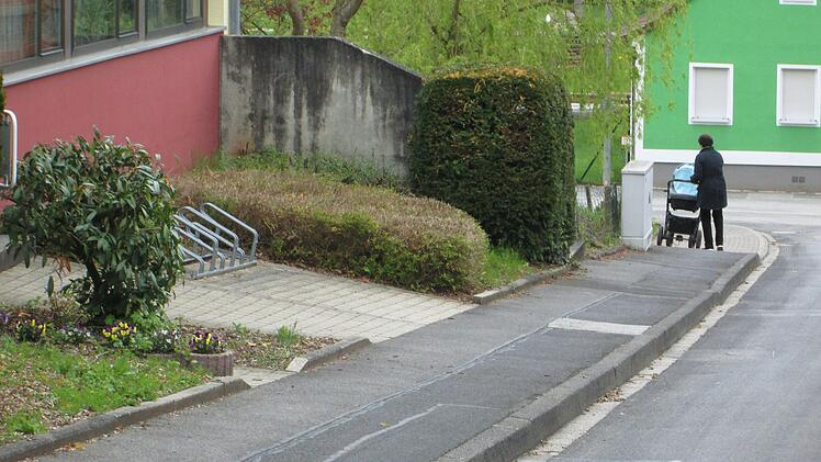 Der Flickenteppich auf dem Bürgersteig in der Auraer Schulstraße gehört zu den anstehenden Maßnahmen in der Gemeinde. Winfried Ehling