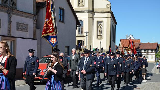 Ein imposanter Festzug, angef&uuml;hrt von der Musikkapelle, zog mit zw&ouml;lfFahnenabordnungen nach dem Gottesdienst zum Festplatz. Jana Keul