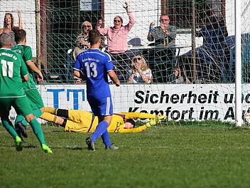 Tobias Schorn vom SV Schwabthal macht sich am vergangenen Spieltag lang, kann den Ball vom Neuseser Maximilian Schedel aber nicht mehr abwehren und der Ball schlägt zum 1:0 für Neuses im Eck ein. Schwabthal drehte jedoch die Partie noch zum 1:2 aus Neuseser Sicht.  Foto: H. Weiß