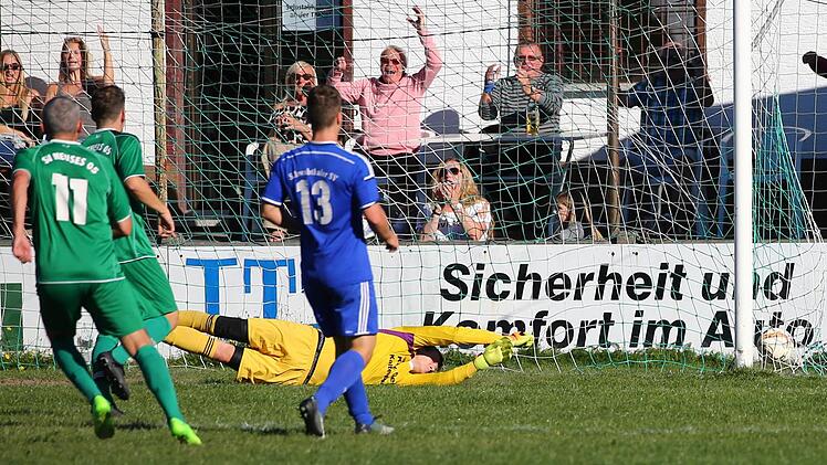 Tobias Schorn vom SV Schwabthal macht sich am vergangenen Spieltag lang, kann den Ball vom Neuseser Maximilian Schedel aber nicht mehr abwehren und der Ball schlägt zum 1:0 für Neuses im Eck ein. Schwabthal drehte jedoch die Partie noch zum 1:2 aus Neuseser Sicht.  Foto: H. Weiß