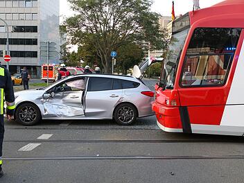 In N&uuml;rnberg hat sich am Samstag ein Stra&szlig;enbahn-Unfall ereignet. Foto: Friedrich/News5