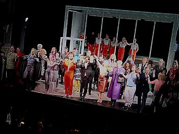 Reichlich Applaus verdiente sich die Neuinszenierung der Strauß-Operette "Die Fledermaus" bei der Premiere am Landestheater Coburg.Foto: Jochen Berger