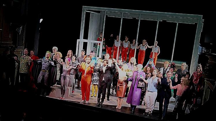 Reichlich Applaus verdiente sich die Neuinszenierung der Strauß-Operette "Die Fledermaus" bei der Premiere am Landestheater Coburg.Foto: Jochen Berger