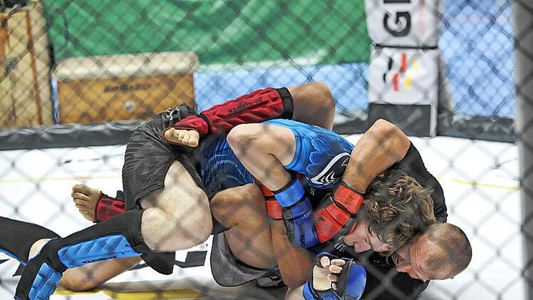 MMA gilt als die härteste Variante des Kampfsports. Das Foto zeigt einen Kampf bei der Süddeutschen Meisterschaft 2019. Foto: Hagen Lehmann