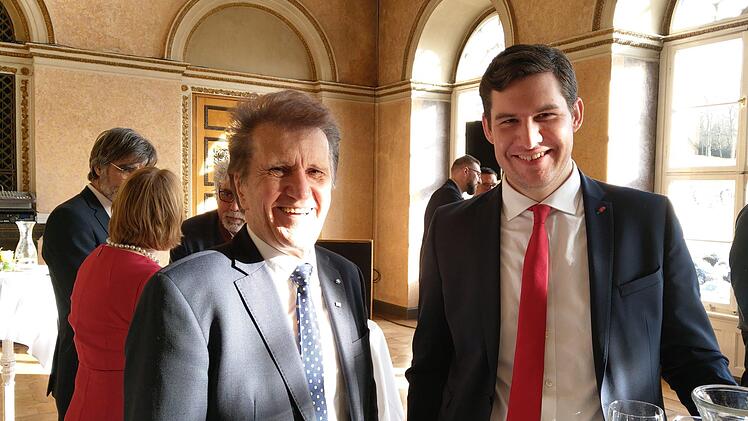 Austausch: IHK-Präsident Friedrich Herdan und SPD-OB-Kandidat Dominik Sauerteig. Foto: Simone Bastian