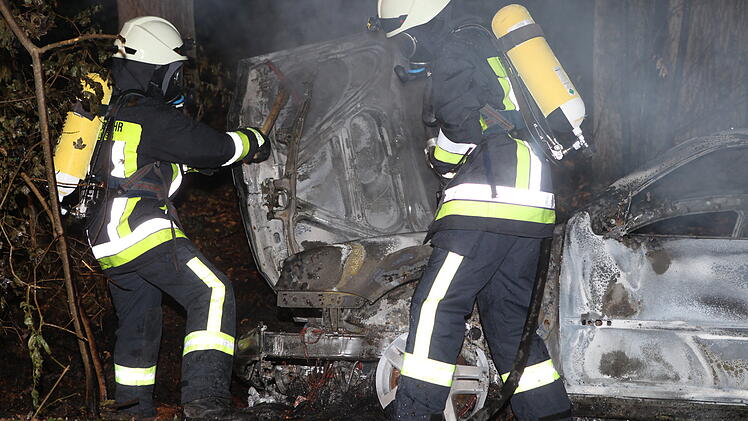 Betrunken von Feldweg abgekommen: Auto brennt vollständig aus