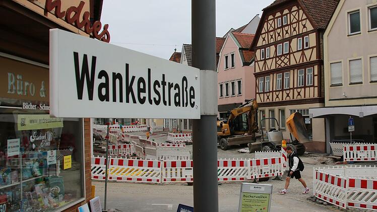 Der Platz unmittelbar vor dem Schreibwarengeschäft soll mit einem Brunnen aufgewertet werden.