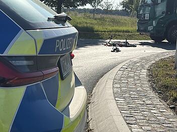 Radfahrer von Lkw erfasst - tot