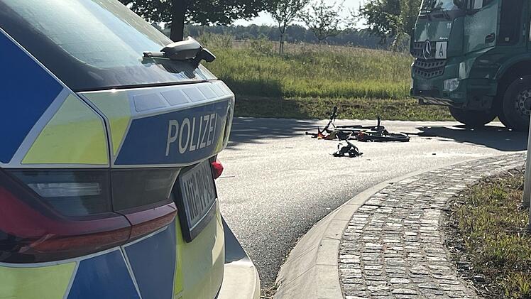 Radfahrer von Lkw erfasst - tot