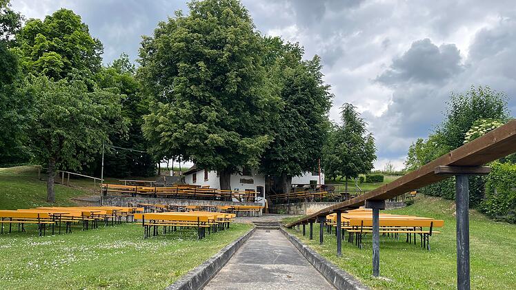 Unter altem, schattenspendendem Baumbestand werden im Gartenkeller der Brauerei Rittmayer in Hallerndorf deftige fr&auml;nkische Brotzeiten und vom Fass gezapfte Rittmayer-Bierspezialit&auml;ten serviert.