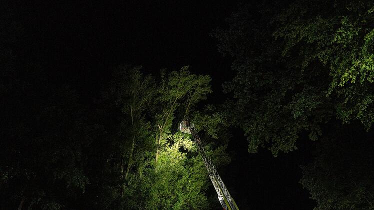 Sturmsch&auml;den bei D&ouml;rfleins: Feuerwehr muss mit Drehleiter ausr&uuml;cken