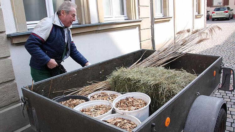 Hackschnitzel, Heu und Schilf für die Behausung der Störche