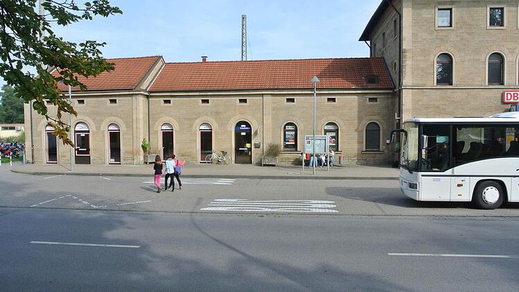 Viele Kinder und Jugendliche passieren nach der Schule den Haßfurter Bahnhof.