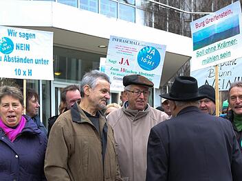 Mancher Kreisrat wurde ganz unverhofft zum Demonstranten. Fotos: Matthias Hoch