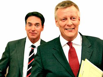 Archivbild vom April 2007: Michael Stoschek (links) und Oberbürgermeister Norbert Kastner auf dem Weg zu einer Podiumsdiskussion.