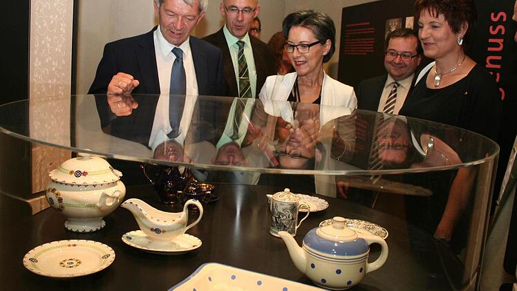Auch ein solches Tafelgeschirr bedeutete Luxus. Landrat Hans Kalb, Jakobus Kötzner, Petra Platzgummer-Martin und Museumsleiterin Birgit Jauernig (vorne von links) beim Gang durch die Ausstellung.