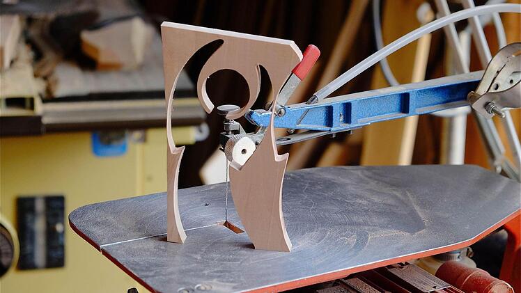 Die Dekupiersäge hat den Engel aus der Holzplatte befreit.  Foto: Gerd Schaar