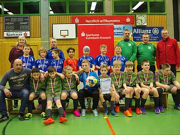 Der SV Friesen (sitzend) hat vor dem FC Wallenfels den Hallensparkassencup der E-Junioren gewonnen. Mit im Bild (links vorne) Betreuer Olaf Renk (Friesen) sowie (stehend von links) Spielgruppenleiterin Corinna Schmittlein, die Betreuer Ralf Stöcker (Wallenfels), Stefan Förtsch und Daniel Dietz (Friesen) sowie Robert Porzelt (Sparkasse). Fotos: Hartmut Neubauer
