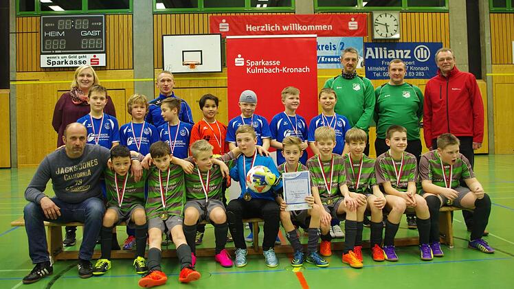 Der SV Friesen (sitzend) hat vor dem FC Wallenfels den Hallensparkassencup der E-Junioren gewonnen. Mit im Bild (links vorne) Betreuer Olaf Renk (Friesen) sowie (stehend von links) Spielgruppenleiterin Corinna Schmittlein, die Betreuer Ralf Stöcker (Wallenfels), Stefan Förtsch und Daniel Dietz (Friesen) sowie Robert Porzelt (Sparkasse). Fotos: Hartmut Neubauer