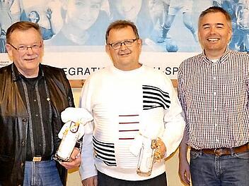 Wurden für ihre langjährige Mitgliedschaft geehrt: Rudolf Koch (55 Jahre) und Helmut Weber (50 Jahre). Es fehlt Liselotte Zeller (50 Jahre). Rechts im Bild: Erster Vorsitzender Martin Krohn. Foto: p