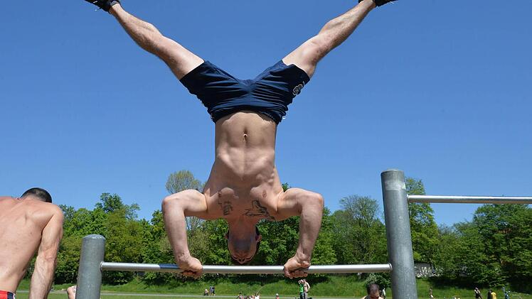 Die Mitglieder der "Calisthenics"-Gruppe Nürnberg trainieren am Pegnitzgrund.Foto: Ronald Rinklef