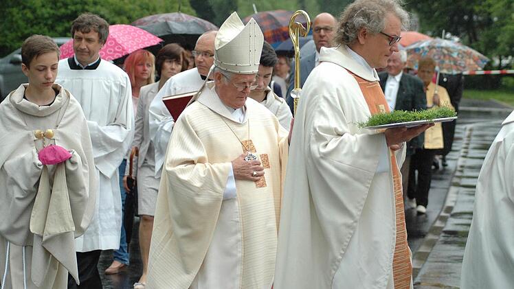 Ein großes Ereignis für Oberwildflecken war die Segnung von Kapelle und Dorfplatz. Foto: Sebastian Schmitt-Mathea
