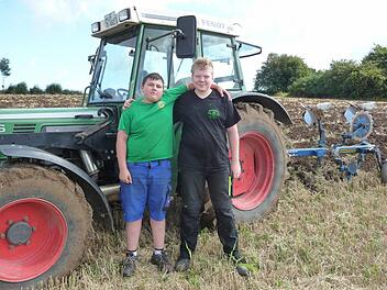 Tim (links) und Moritz sind beste Freunde. Die beiden 13-Jährigen helfen nicht nur während der Sommerferien gern in der Landwirtschaft. Foto: Irmtraud Fenn-Nebel