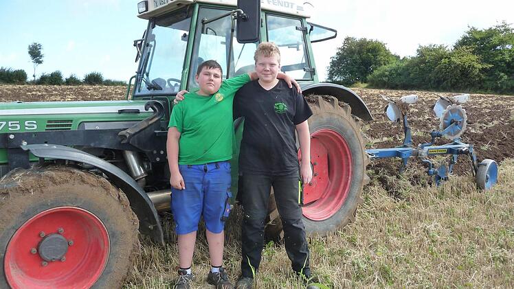 Tim (links) und Moritz sind beste Freunde. Die beiden 13-Jährigen helfen nicht nur während der Sommerferien gern in der Landwirtschaft. Foto: Irmtraud Fenn-Nebel