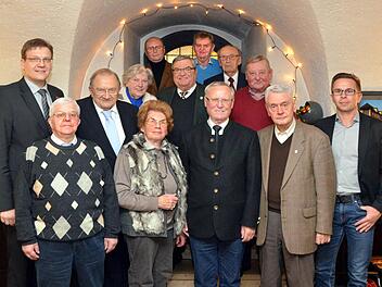 Wer für über 25 Jahre Parteimitgliedschaft geehrt wurde, durfte aufs Fototreppchen: Steffen Hörtler (links), der Kissinger Ortsvorsitzende, und Michael Rüth (rechts), sein Pendant aus Garitz, nahmen die Mitgliederehrungen vor. Hausen hatte schon intern geehrt.  Foto: Peter Rauch
