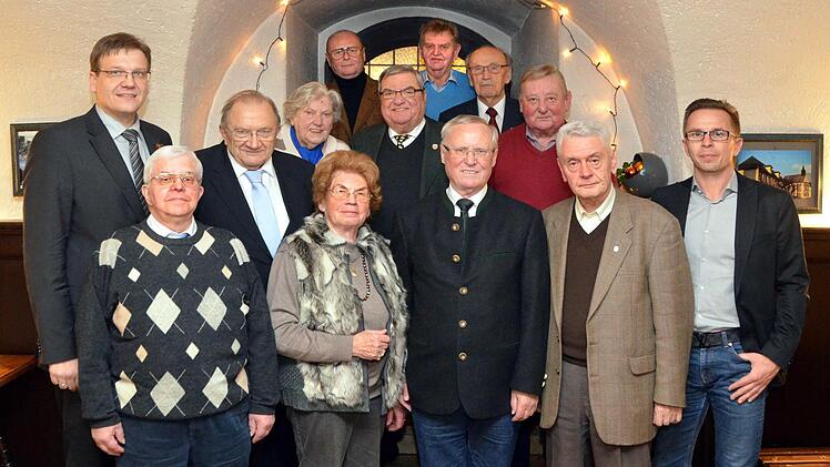 Wer für über 25 Jahre Parteimitgliedschaft geehrt wurde, durfte aufs Fototreppchen: Steffen Hörtler (links), der Kissinger Ortsvorsitzende, und Michael Rüth (rechts), sein Pendant aus Garitz, nahmen die Mitgliederehrungen vor. Hausen hatte schon intern geehrt.  Foto: Peter Rauch