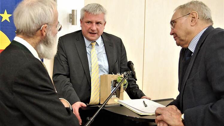 Knut Abraham (Mitte), Referatsleiter Osteuropa im Bundeskanzleramt, im Gespräch mit dem parlamentarischen Staatssekretär a.D. Eduard Lintner (rechts) und Wolfgang Freiherr von Erffa, früher Diplomat im Auswärtigen Amt. Foto: S. v. Dobschütz