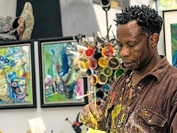 Künstler Chidi Kwubiri in seinem Atelier in Pulheim bei Köln, in dem die für ihn so typischen Bilder in Dripping-Technik entstehen.  Foto: Misereor