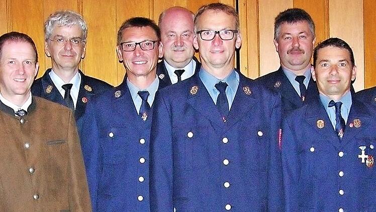 Kommandant Dirk Bauer (Zweiter von links) und Bürgermeister Michael Keilich (Zweiter von rechts) mit Ehrengästen und den im Rahmen der FW-Hauptversammlung für langjährige ehrenamtliche Dienstzeit ausgezeichneten Aktiven  Foto: Klaus Oelzner