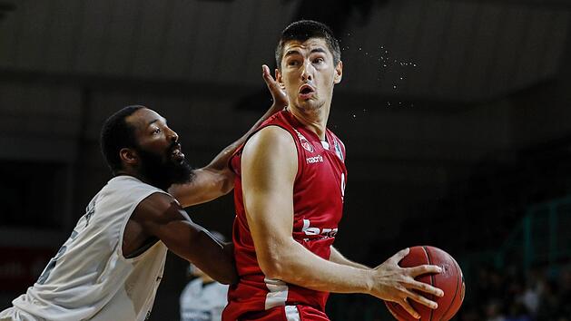 Der Bamberger Neuzugang Luka Mitrovic (r.) sp&uuml;rt Lucky Jones von PAOK Thessaloniki im R&uuml;cken.Daniel L&ouml;b