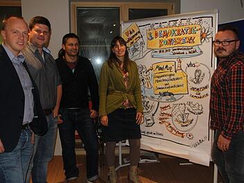 An Stellwänden wurden unter anderem Gedanken und Wünsche geäußert, wie Demokratie aussehen sollte. Die Teilnehmer wünschen sich, dass die Fördergelder für Förderung von Vielfalt und Demokratie in Anspruch genommen werden (von links): Bürgermeister Thomas Löffler, Tobias Wicklein von der JU Steinbach, Vorsitzender des Kreisjugendrings, Andy Fischer, Sabine Nachtrab und Florian Bätz.V. Schadeck