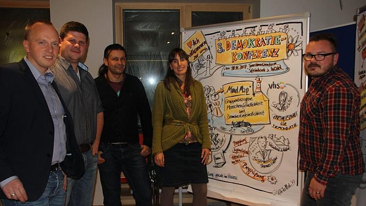An Stellwänden wurden unter anderem Gedanken und Wünsche geäußert, wie Demokratie aussehen sollte. Die Teilnehmer wünschen sich, dass die Fördergelder für Förderung von Vielfalt und Demokratie in Anspruch genommen werden (von links): Bürgermeister Thomas Löffler, Tobias Wicklein von der JU Steinbach, Vorsitzender des Kreisjugendrings, Andy Fischer, Sabine Nachtrab und Florian Bätz.V. Schadeck