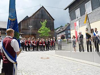 Am Anger leitete Dirigentin Karina Klaumünzner den Massenchor der am Festzug teilnehmenden Gesangvereine aus dem Frankenwald und Thüringen. Foto: Karl-Heinz Hofmann