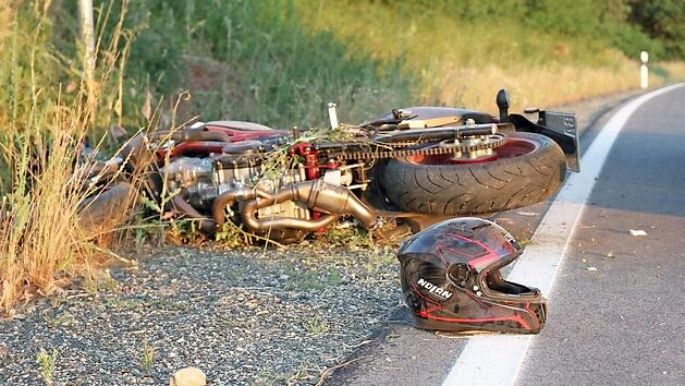 Der 21-j&auml;hrige Fahrer dieses Motorrads war um etwa 20 Uhr auf der St&nbsp;2204 kurz vor der Einfahrt Schlo&szlig; Wiesen, als er bei einem &Uuml;berholman&ouml;ver verungl&uuml;ckte - mit t&ouml;dlichem Ausgang.  Foto: Michael Stelzner